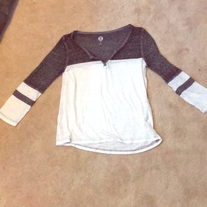 grey/black v neck 3/4 sleeve top